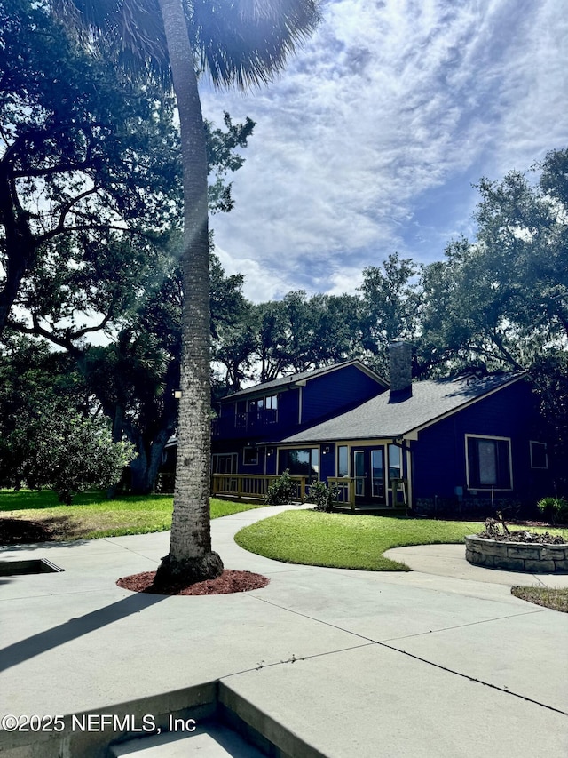 view of front of property with a front lawn