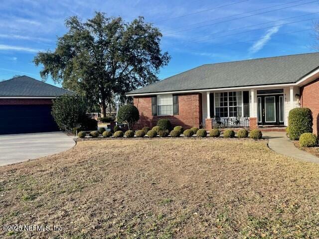 view of front facade featuring a garage and a front yard