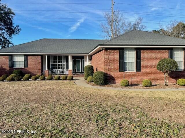 view of front facade with a front lawn