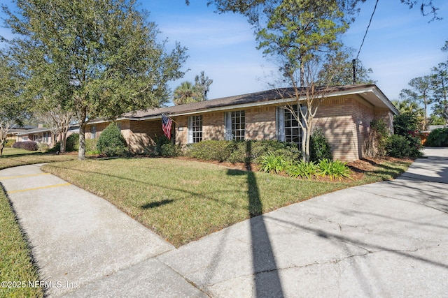 ranch-style house featuring a front yard