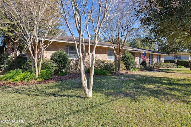 single story home with a front lawn