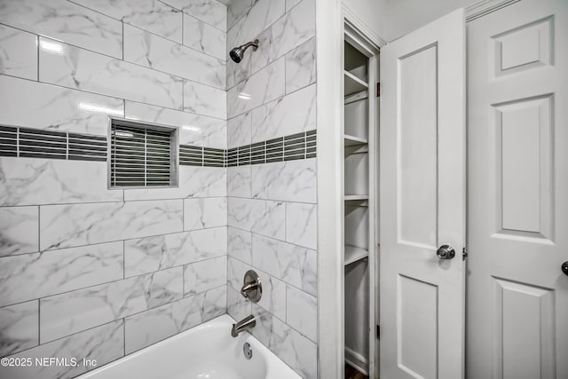 bathroom with tiled shower / bath combo