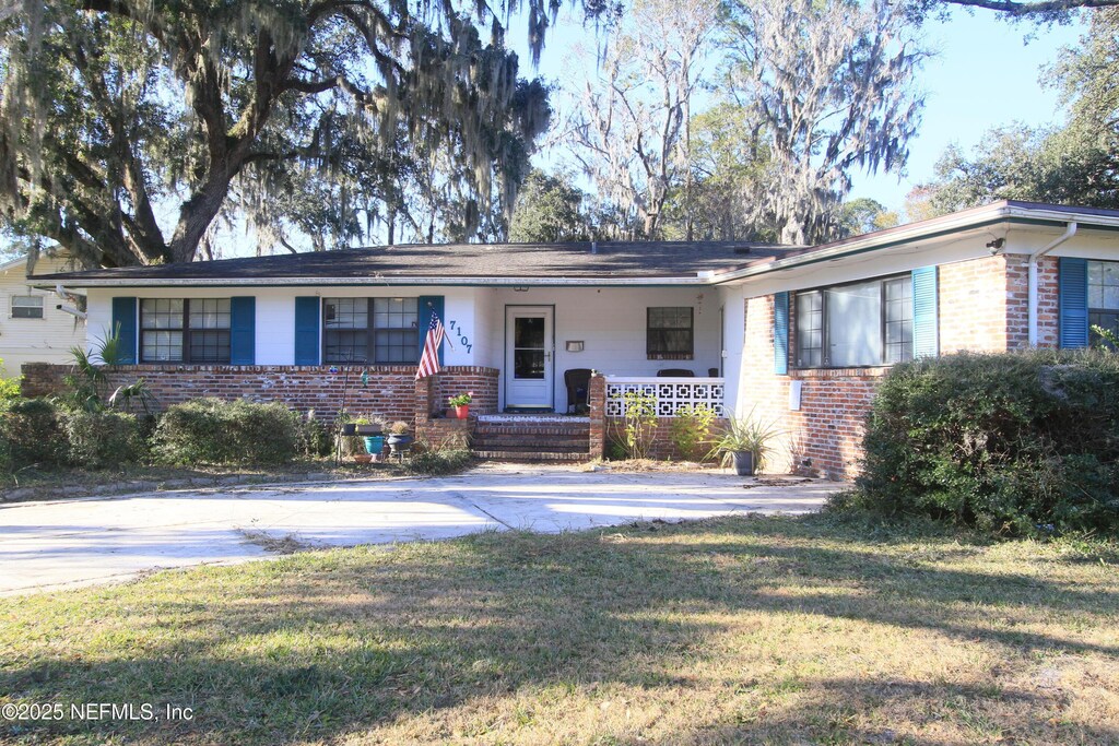 7107 Hanson Dr S, Jacksonville, FL 32210 - ranch-style house with a front yard