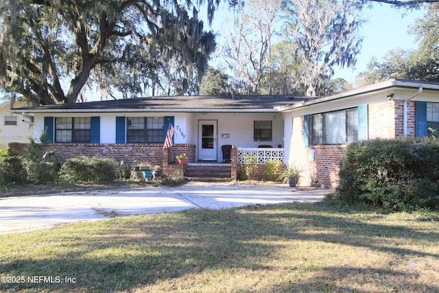 ranch-style house featuring a front yard