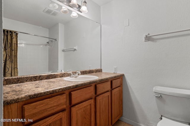 bathroom with curtained shower, toilet, and vanity