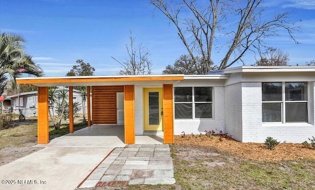 view of front of house featuring a carport