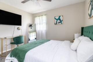 bedroom with ceiling fan