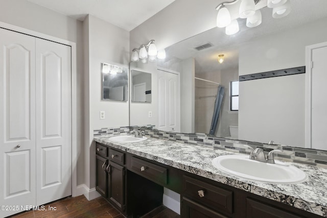 bathroom featuring vanity, decorative backsplash, a shower with curtain, and toilet