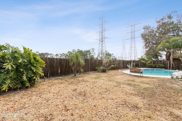 view of yard featuring a fenced in pool