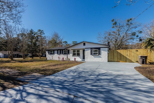 ranch-style house featuring a front yard