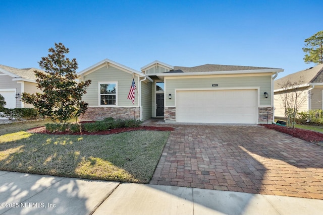 view of front facade featuring a front yard and a garage