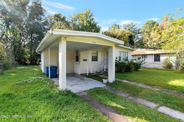 view of front of home with a carport and a front yard