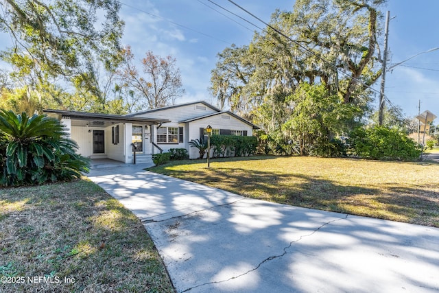 single story home featuring a front lawn