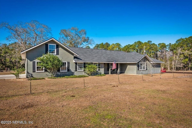 view of front facade featuring a front yard