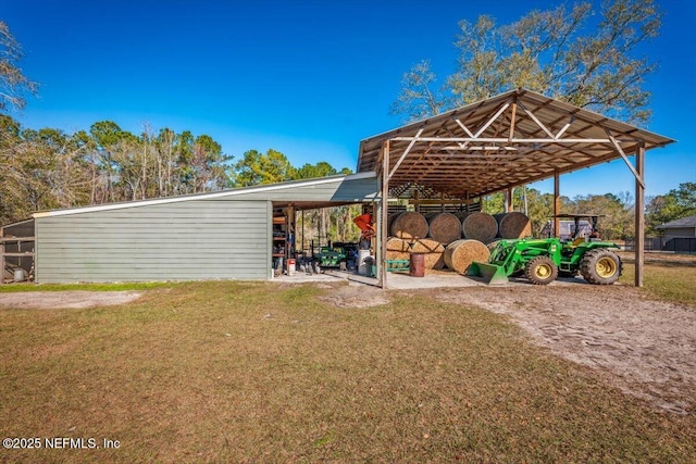 view of yard featuring an outbuilding