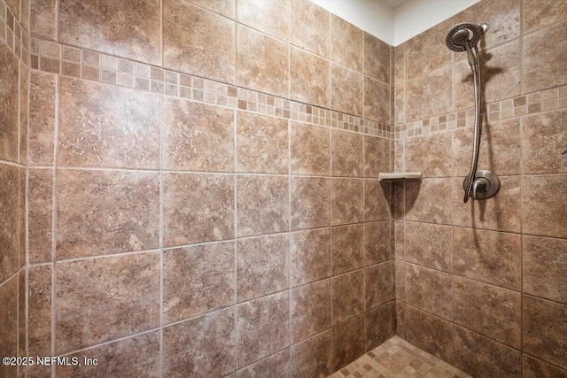 bathroom featuring tiled shower