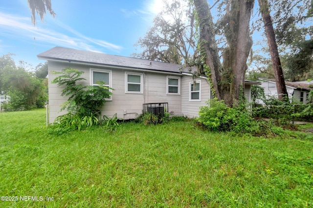 back of house featuring a lawn