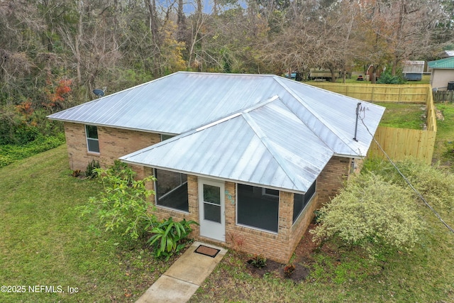 view of front of home featuring a front yard