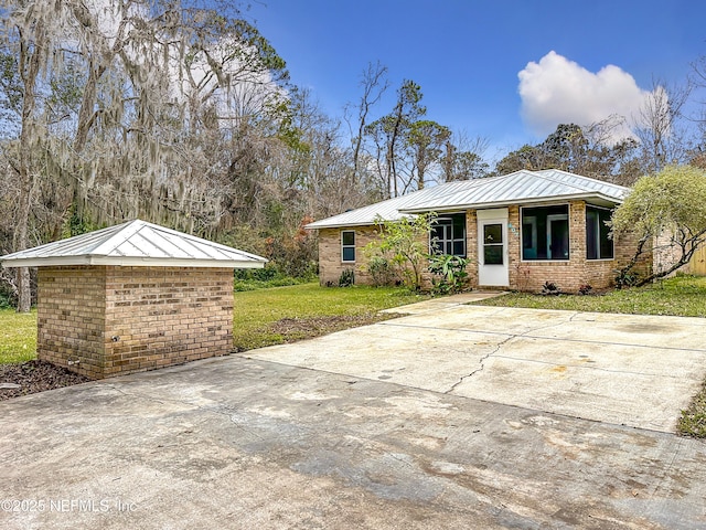 view of front of property featuring a front yard