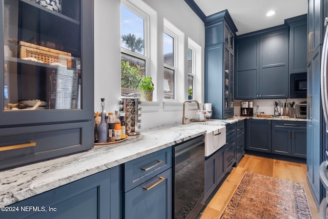 bar featuring sink, dishwasher, blue cabinets, and built in microwave