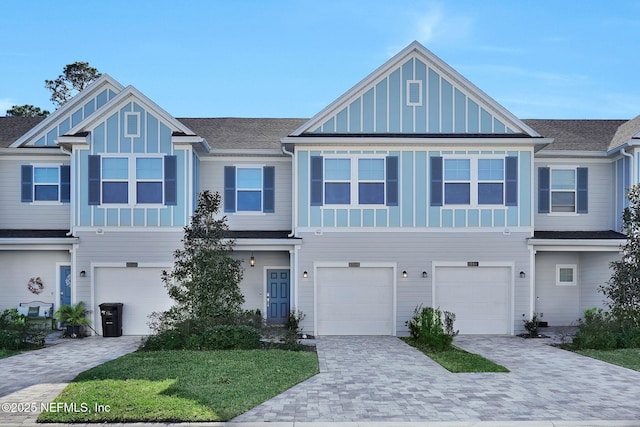 townhome / multi-family property featuring a garage