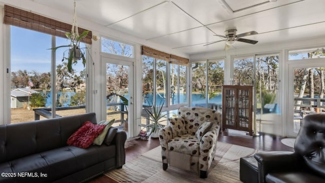 sunroom / solarium featuring a ceiling fan