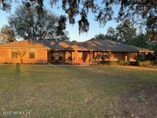 view of front of property featuring a front lawn