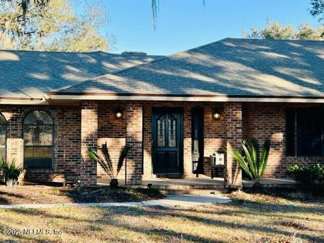 view of front facade featuring a front yard