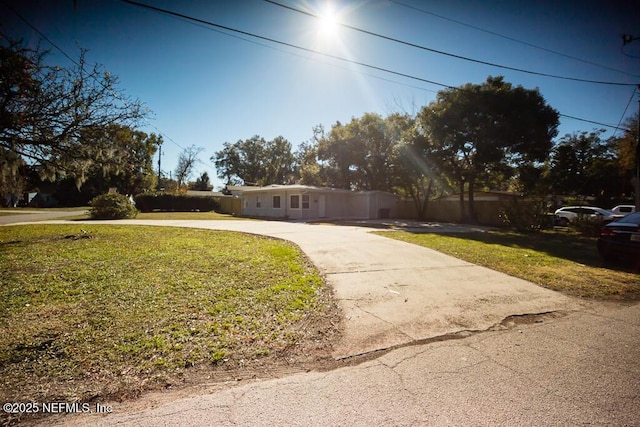 view of front facade with a front yard