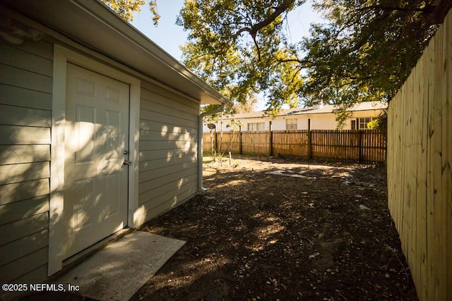 view of yard featuring a shed