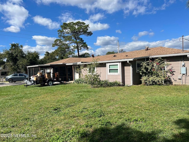 view of front of property featuring a front lawn