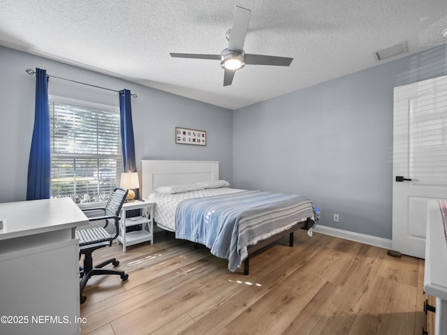 bedroom featuring a textured ceiling, light hardwood / wood-style flooring, and ceiling fan