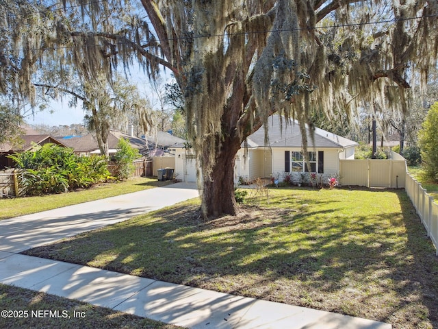 view of front of property featuring a front yard