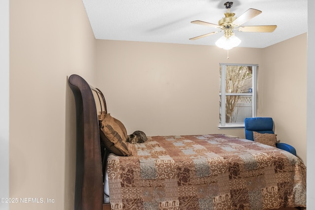 bedroom featuring ceiling fan and a textured ceiling