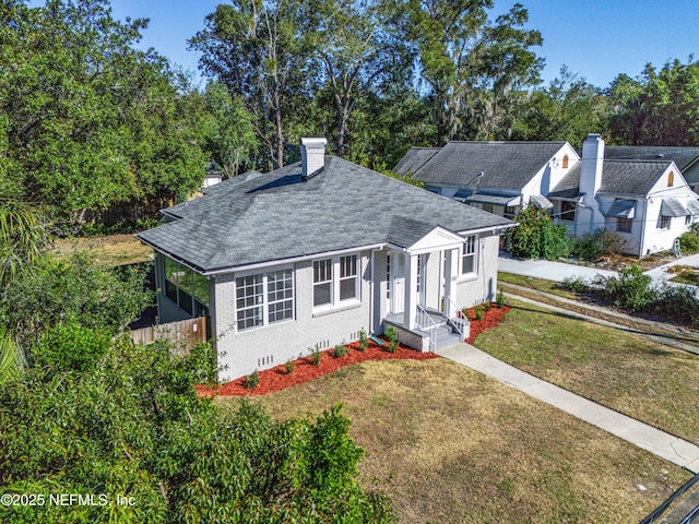 view of front of house with a front lawn