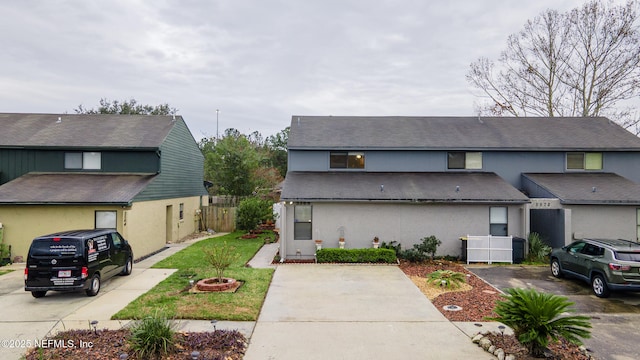 front of property featuring a front lawn