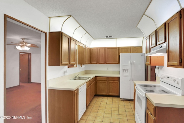 kitchen with light tile patterned flooring, sink, a textured ceiling, ceiling fan, and white appliances