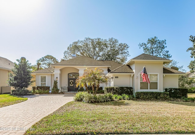 view of front of property featuring a front yard