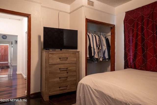 bedroom featuring a textured ceiling and a closet