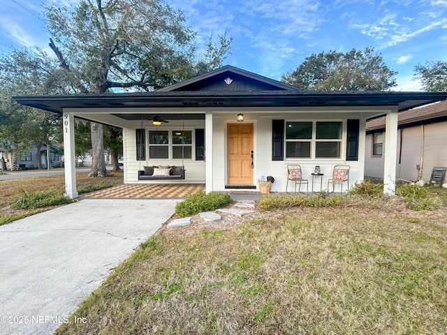 view of front of property featuring ceiling fan, a porch, and a front yard