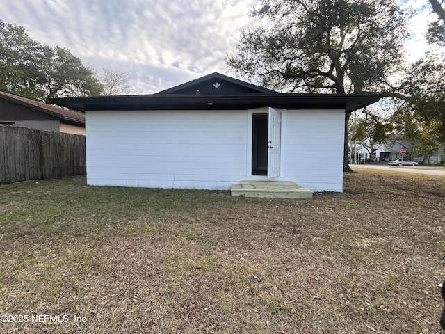 back of house featuring a lawn