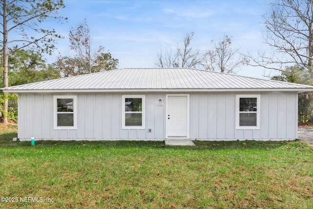 view of front of home featuring a front lawn