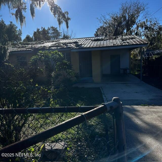 view of front facade with a carport