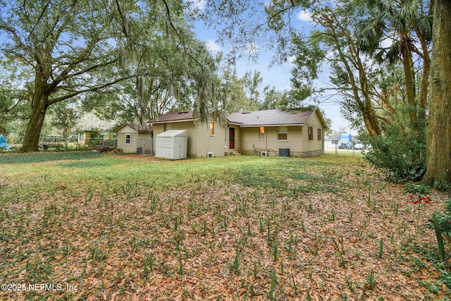 view of yard featuring a shed