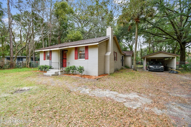 view of front facade featuring a carport and a front lawn