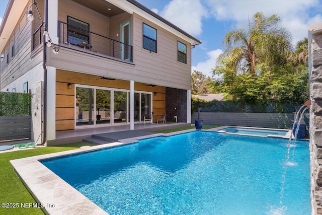 211 Belvedere St, Atlantic Beach, FL 32233 - view of pool featuring a ceiling fan, an in-ground hot tub, a fenced backyard, and a patio area