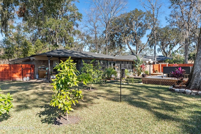 view of yard featuring a jacuzzi