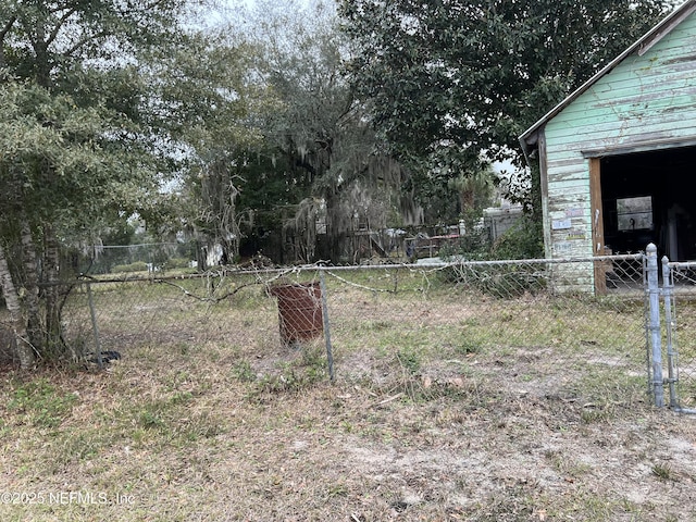 view of yard featuring a garage and an outdoor structure