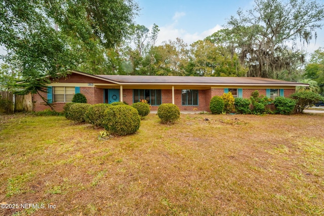 single story home with a front yard