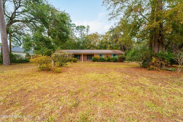 view of front of property featuring a front yard